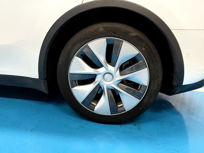 Tesla Model Y — фото 11