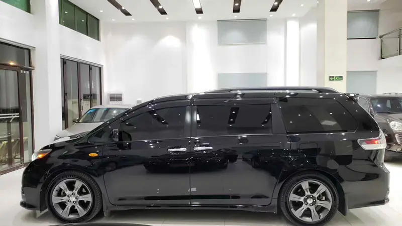 Toyota Sienna — фото 4