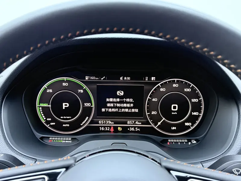 Audi Q2L e-tron — фото 15