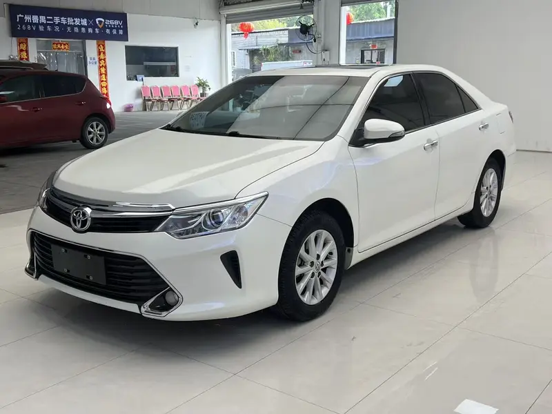 Toyota Camry — фото 1