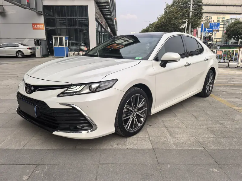 Toyota Camry — фото 1
