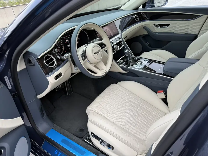 Bentley Flying Spur — фото 12