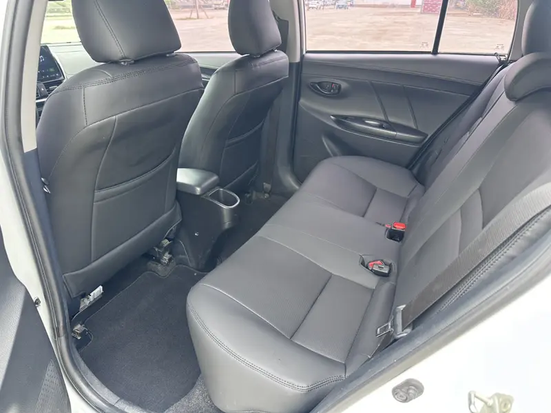 Toyota Yaris L — фото 12