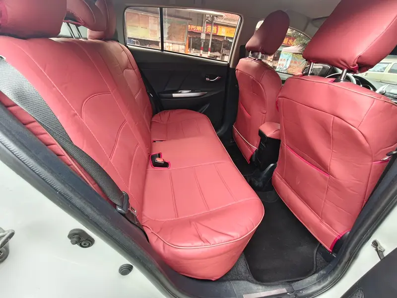 Toyota Yaris L — фото 13