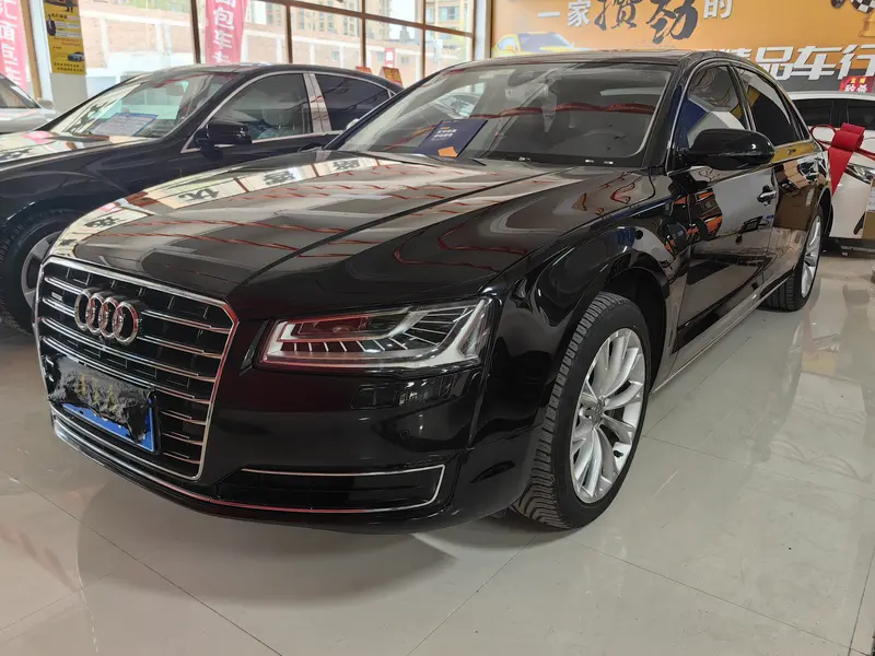 Audi A8 — фото 1