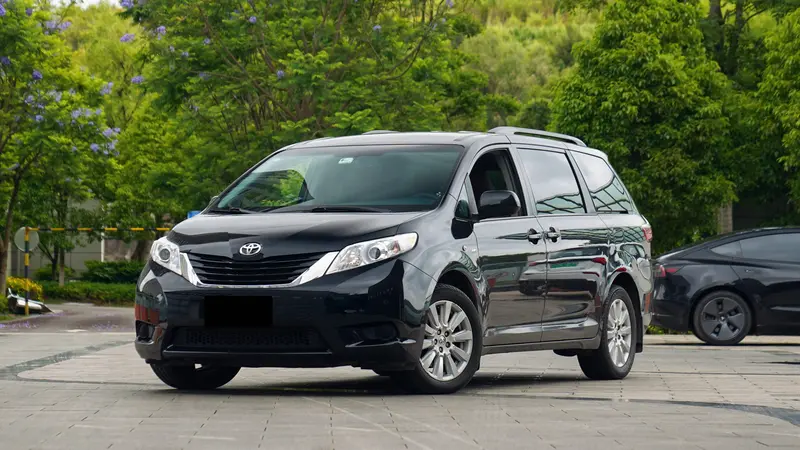 Toyota Sienna — фото 1