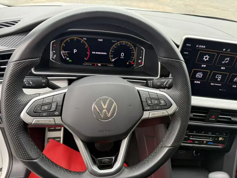 Volkswagen Tiguan L — фото 10