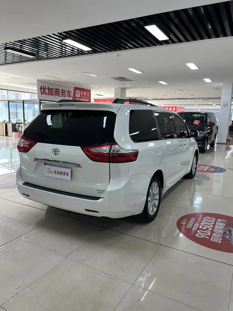 Toyota Sienna — фото 6
