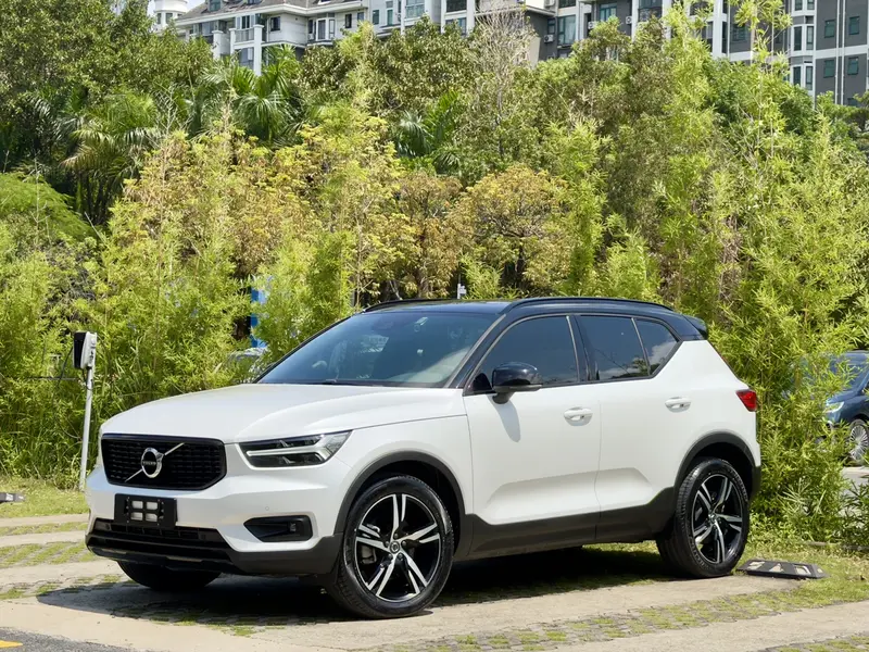 Volvo XC40 — фото 1