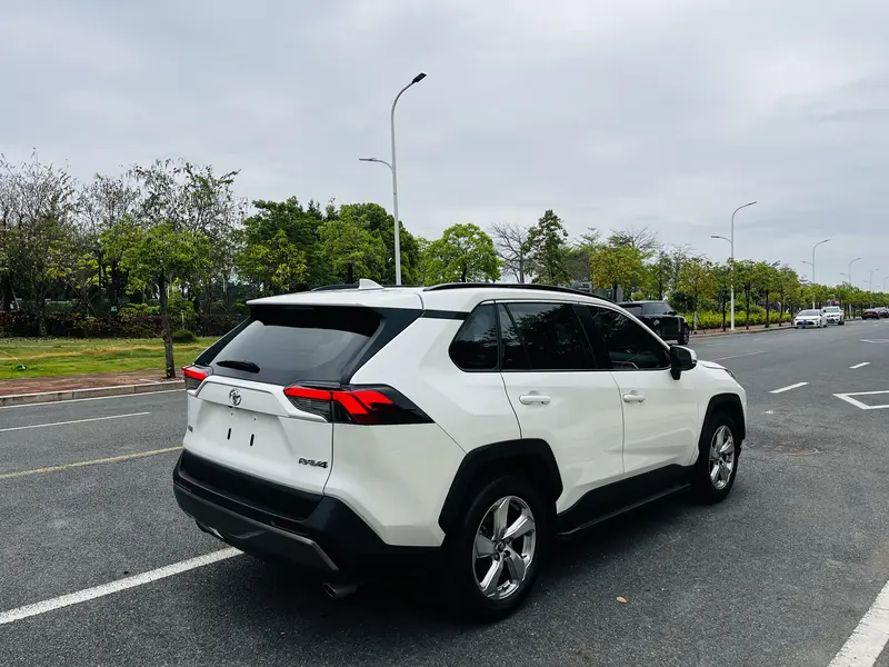 Toyota RAV4 — фото 6