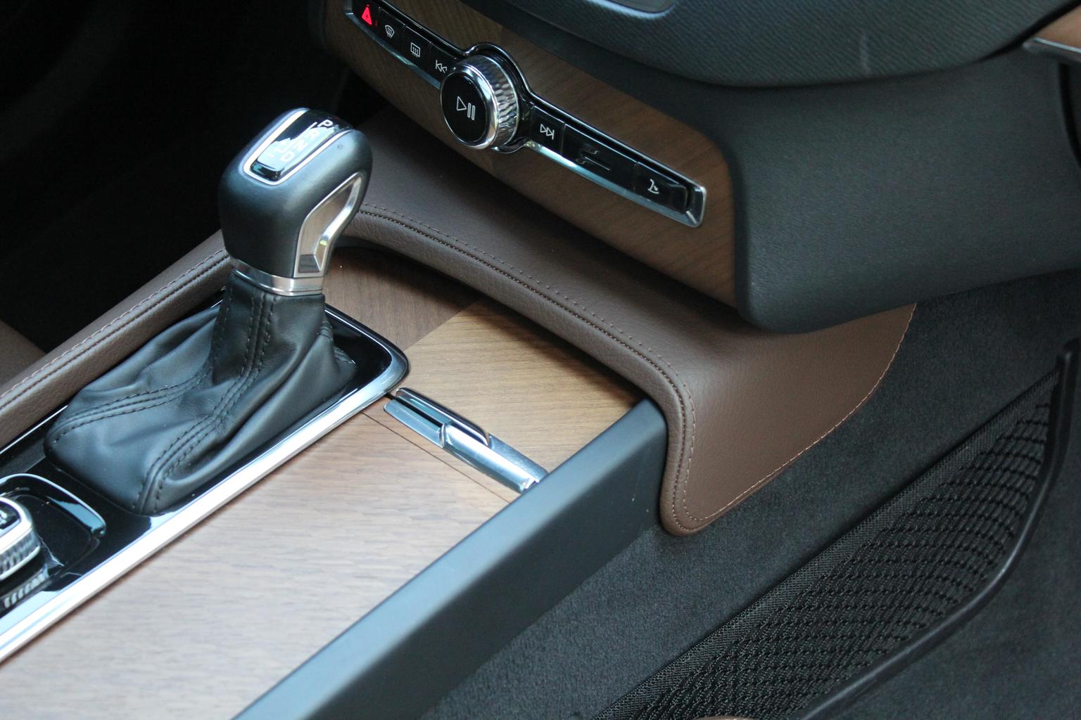 Volvo XC90: фотография 18 из 36