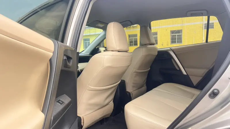 Toyota RAV4 — фото 11