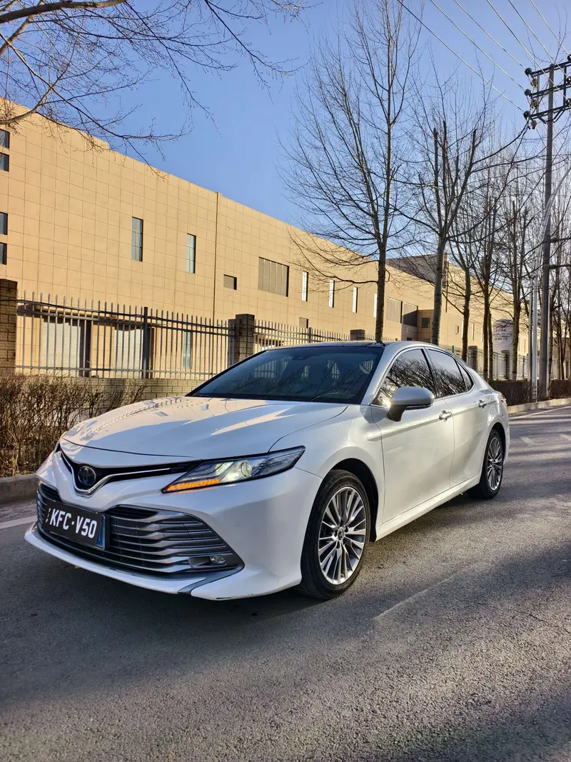 Toyota Camry — фото 1