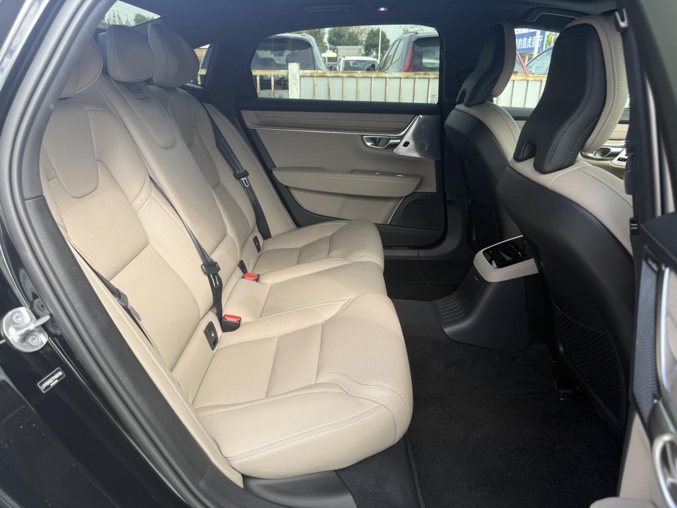 Volvo S90 PHEV: фотография 18 из 19
