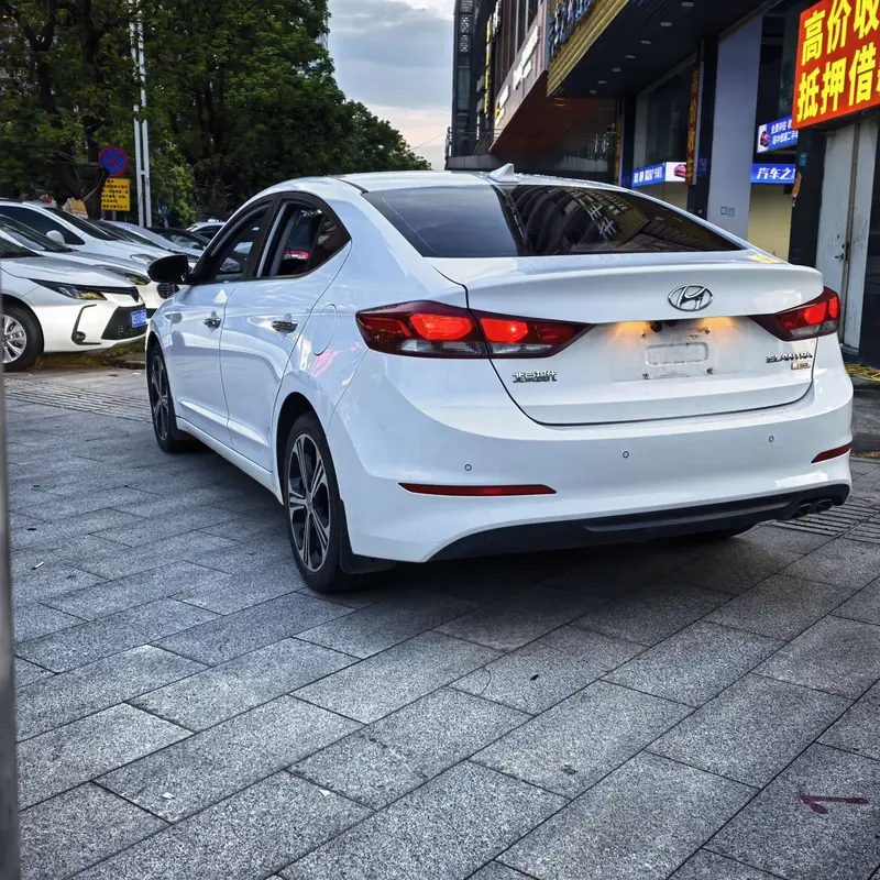 Hyundai Elantra — фото 3