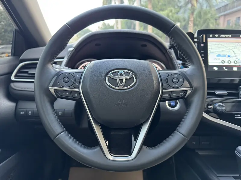 Toyota Camry — фото 9
