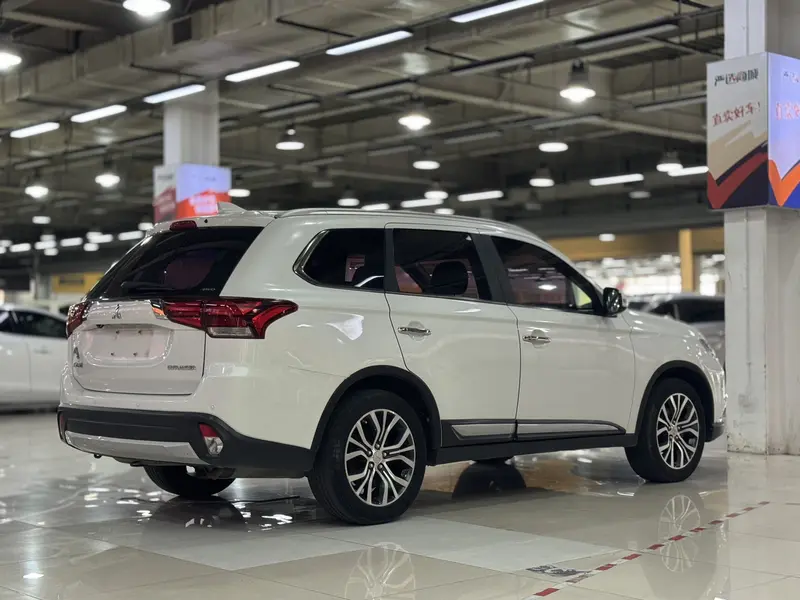 Mitsubishi Outlander — фото 6