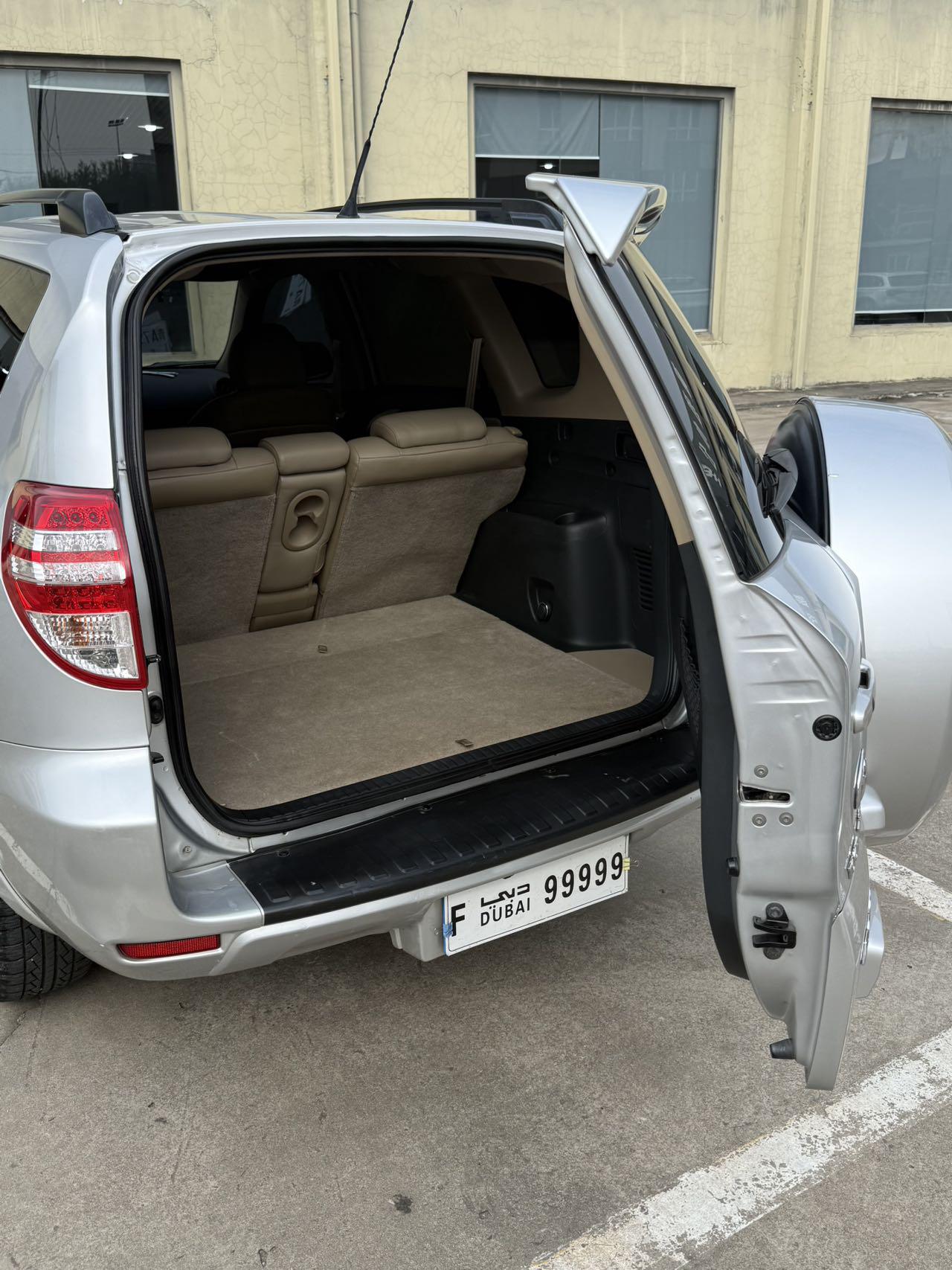 Toyota RAV4 2011 2.4L AT Luxury