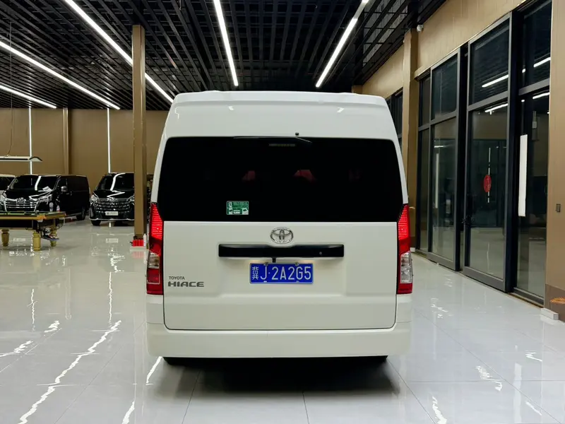 Toyota Hiace — фото 5