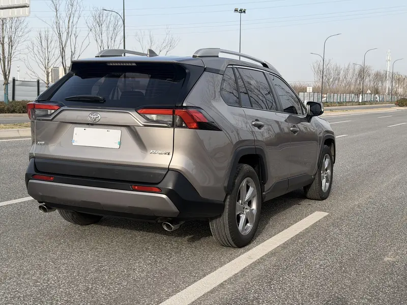 Toyota RAV4 — фото 7
