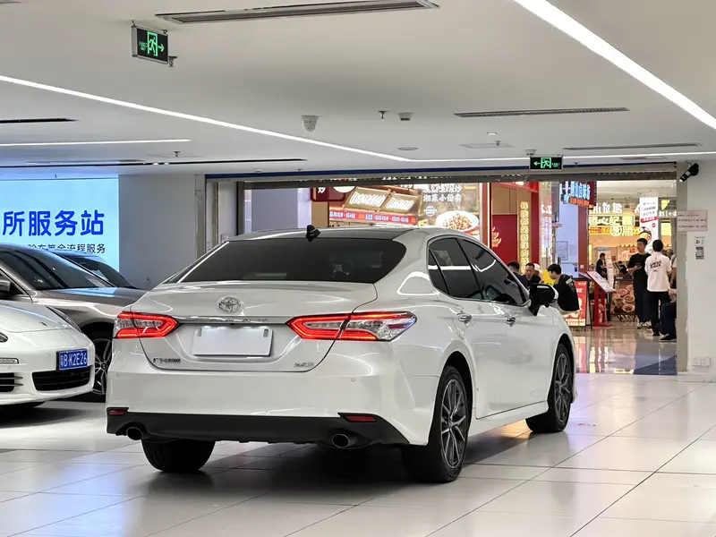 Toyota Camry — фото 7