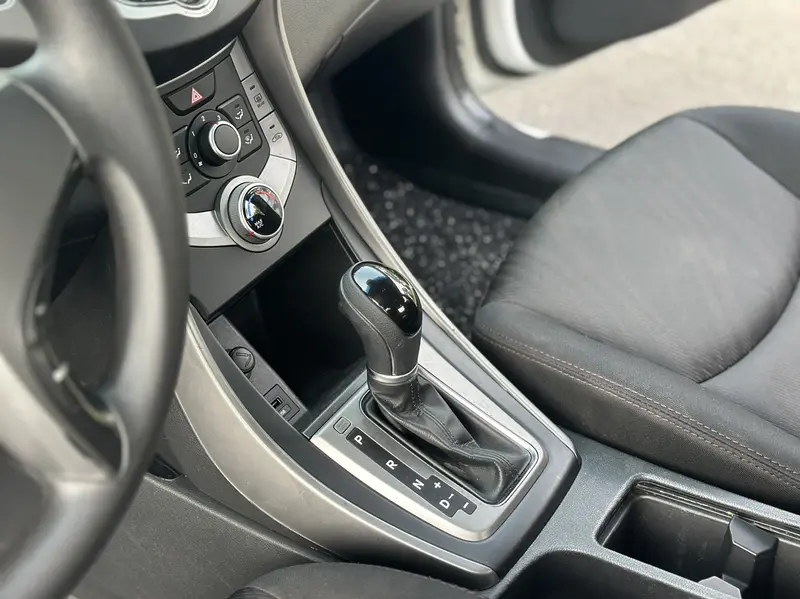 Hyundai Elantra — фото 10