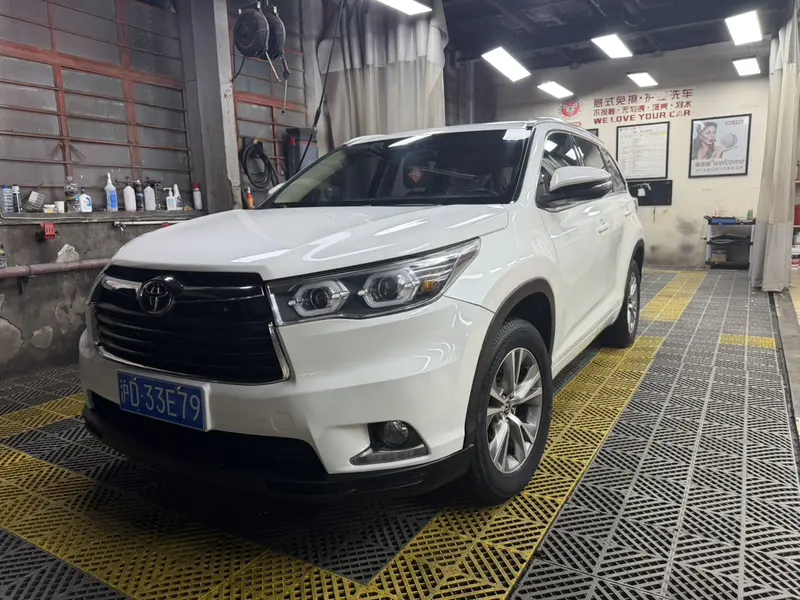 Toyota Highlander — фото 1