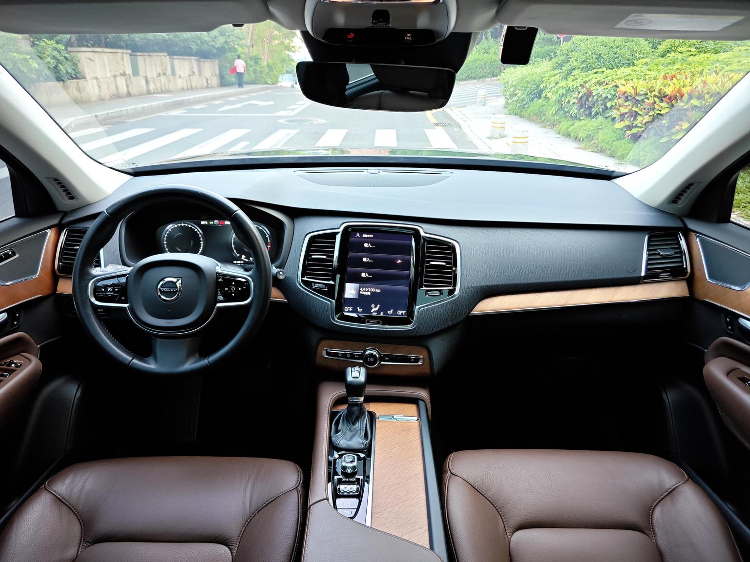 Volvo XC90: фотография 8 из 36