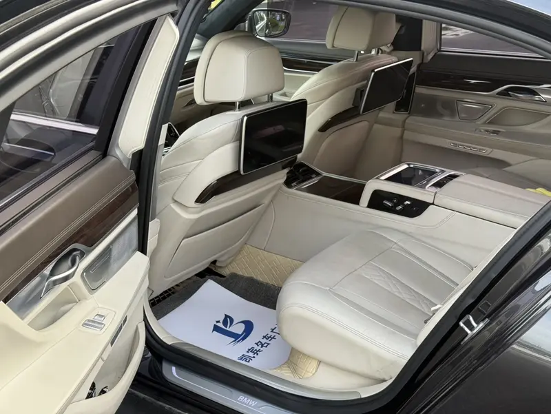 BMW 7 Series 750Li xDrive — фото 12
