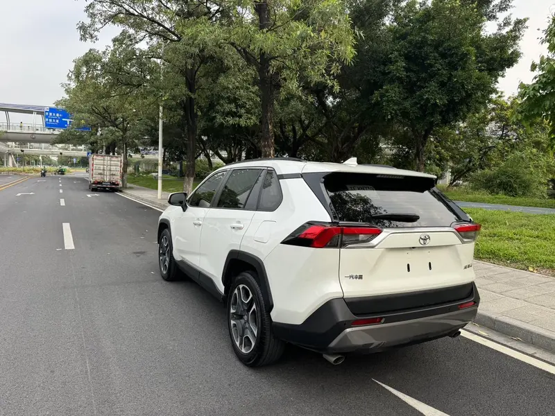 Toyota RAV4 — фото 4