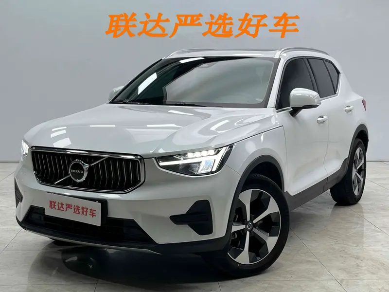 Volvo XC40 — фото 1