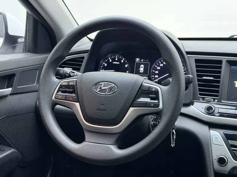 Hyundai Elantra — фото 16