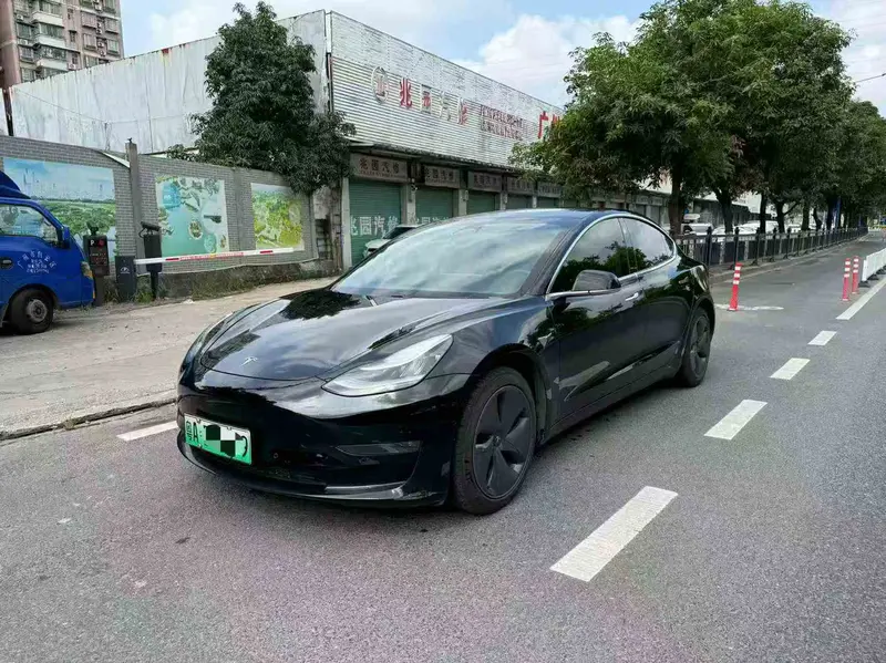 Tesla Model 3 — фото 1