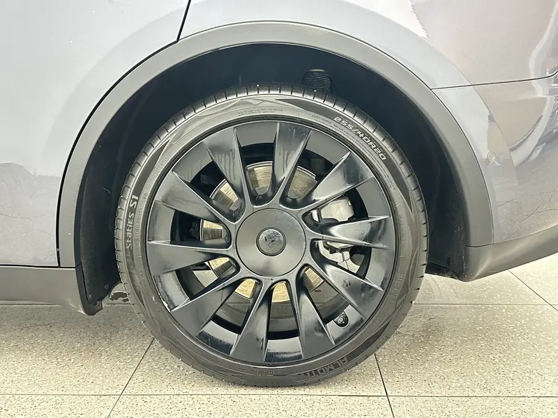 Tesla Model Y — фото 11