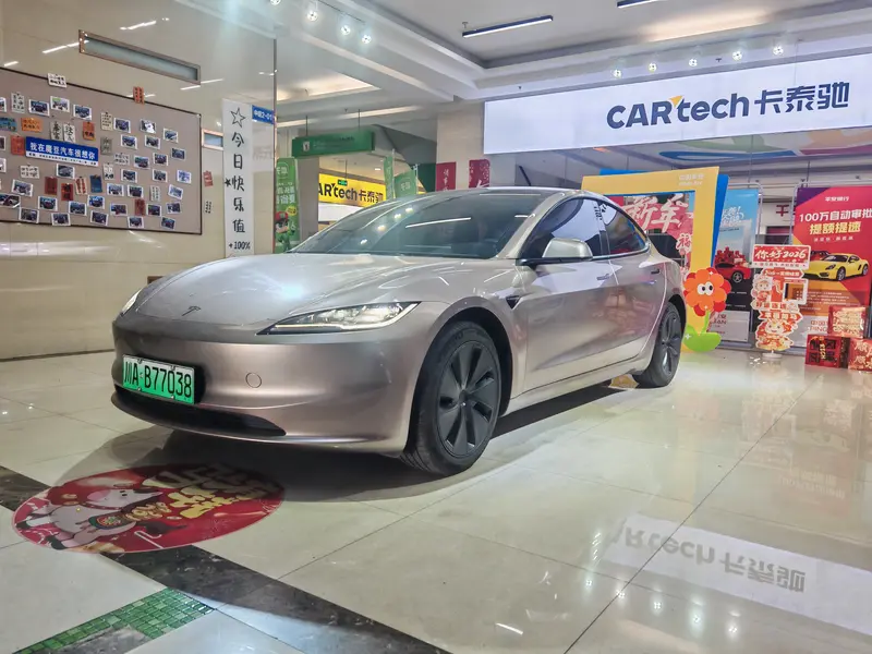 Tesla Model 3 — фото 1