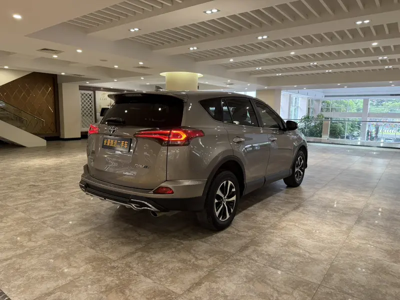 Toyota RAV4 — фото 7