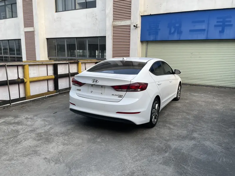 Hyundai Elantra — фото 6