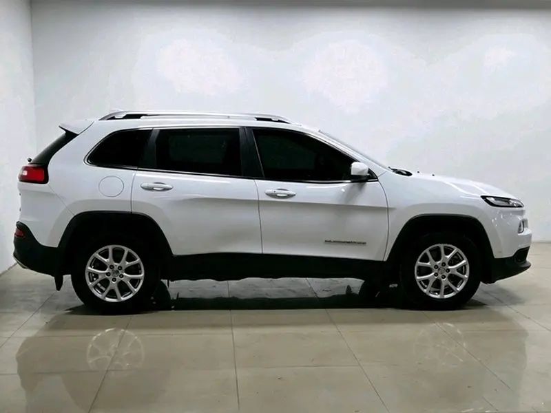 Jeep Cherokee — фото 8