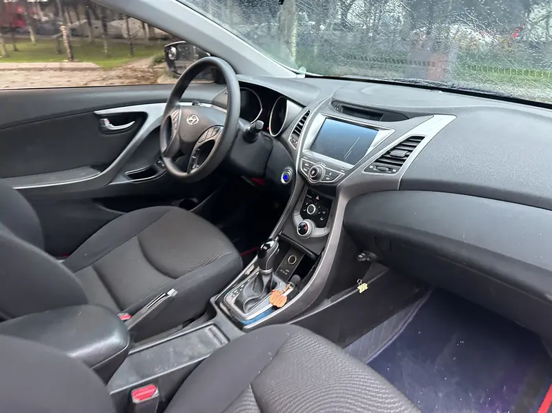 Hyundai Elantra — фото 7