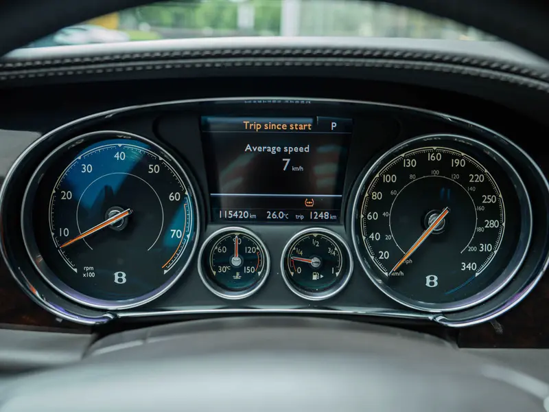 Bentley Flying Spur — фото 6