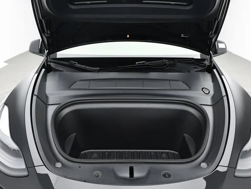 Tesla Model Y — фото 12
