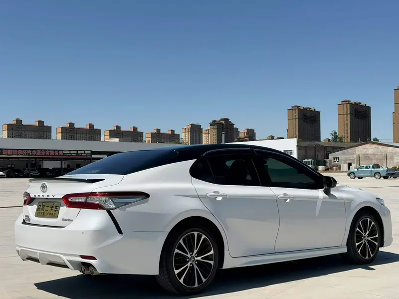 Toyota Camry — фото 6