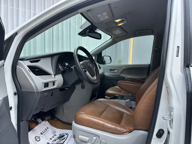 Toyota Sienna — фото 11