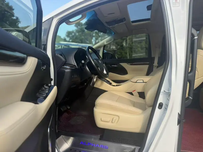 Toyota Alphard — фото 12
