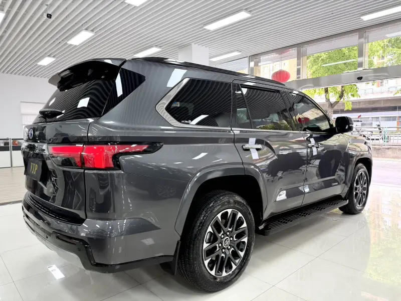 Toyota Sequoia — фото 6