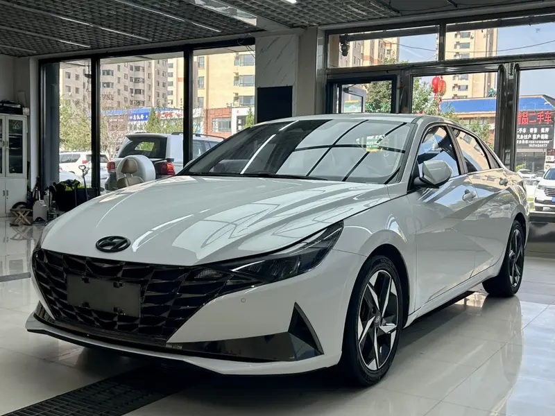 Hyundai Elantra — фото 1