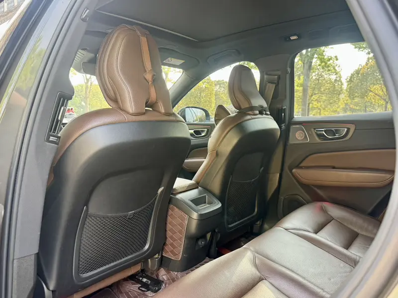 Volvo XC60 — фото 10