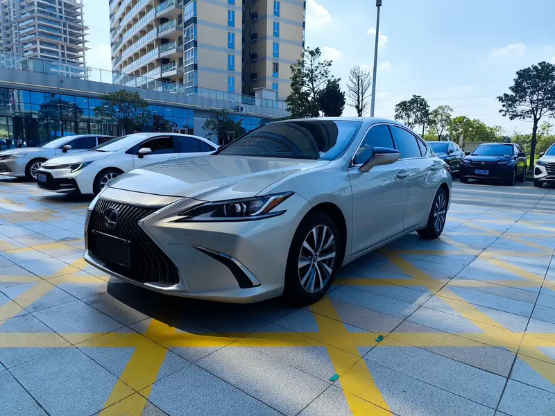Lexus ES 200 VI
