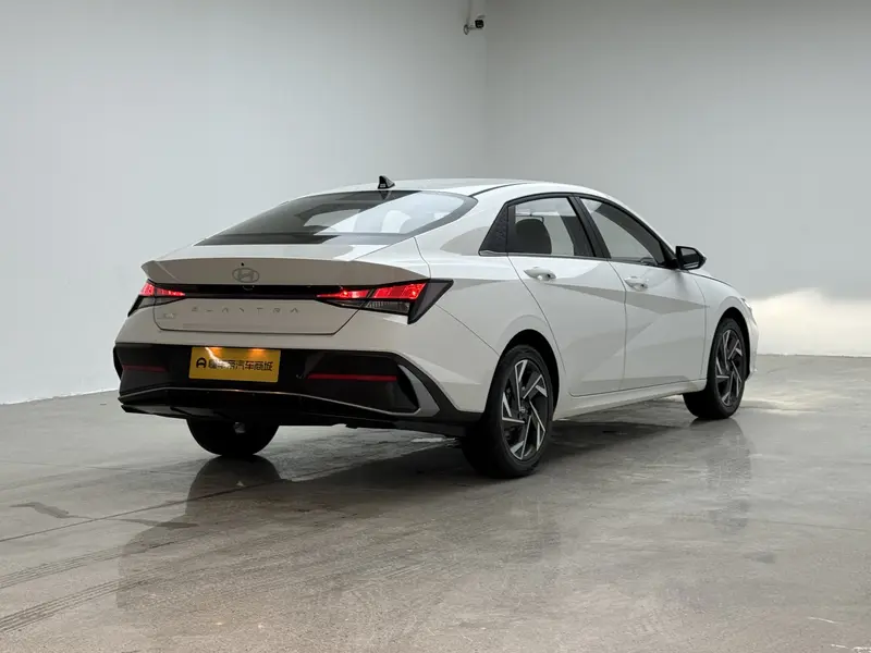 Hyundai Elantra — фото 7