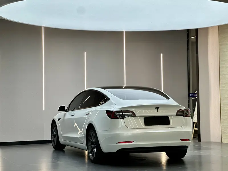 Tesla Model 3 — фото 4